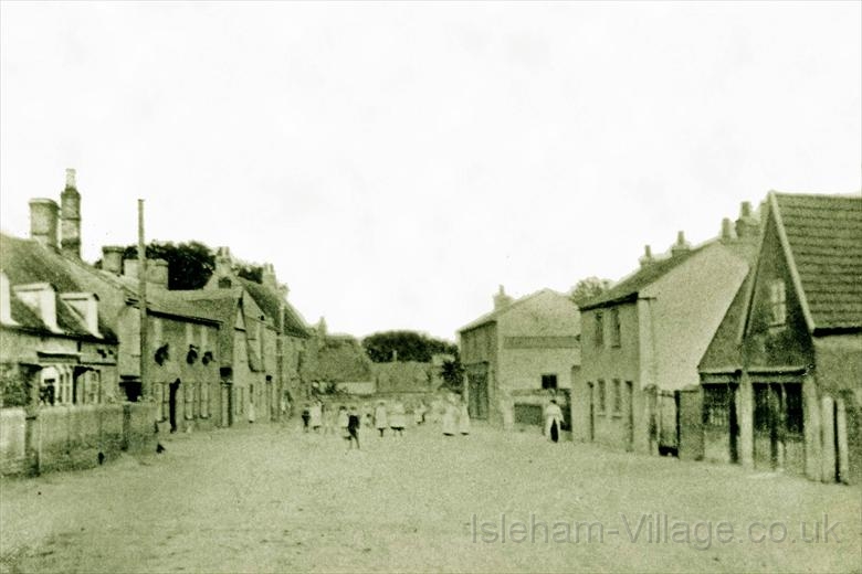 Mill Street 1900.jpg - Mill Street, far right 2 shops owned by the Reeds selling sweets and bike tyres etc   1900